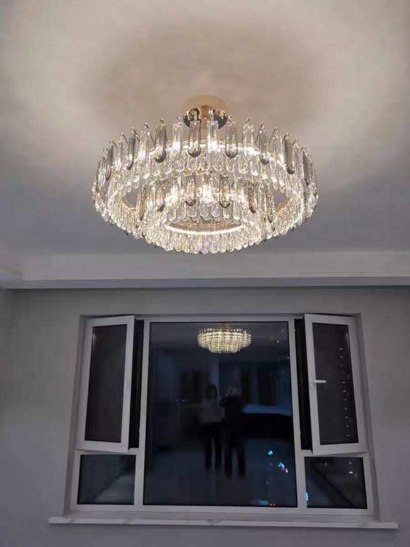 LumaAura krystalltaklampe med gull- eller kromfinish for moderne rom