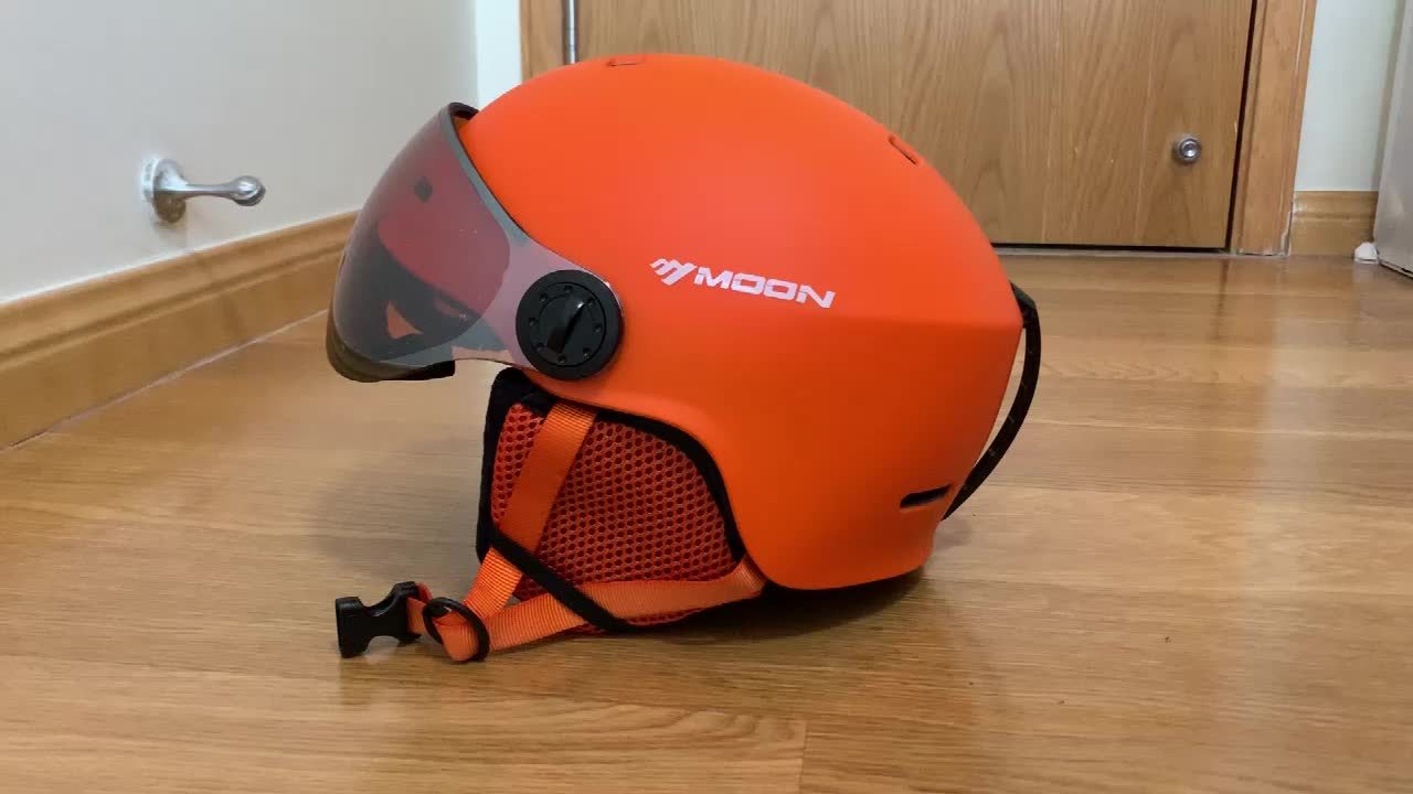 Kask narciarski z odpinanymi elementami dla wygodnego użytkowania na zewnątrz zimą