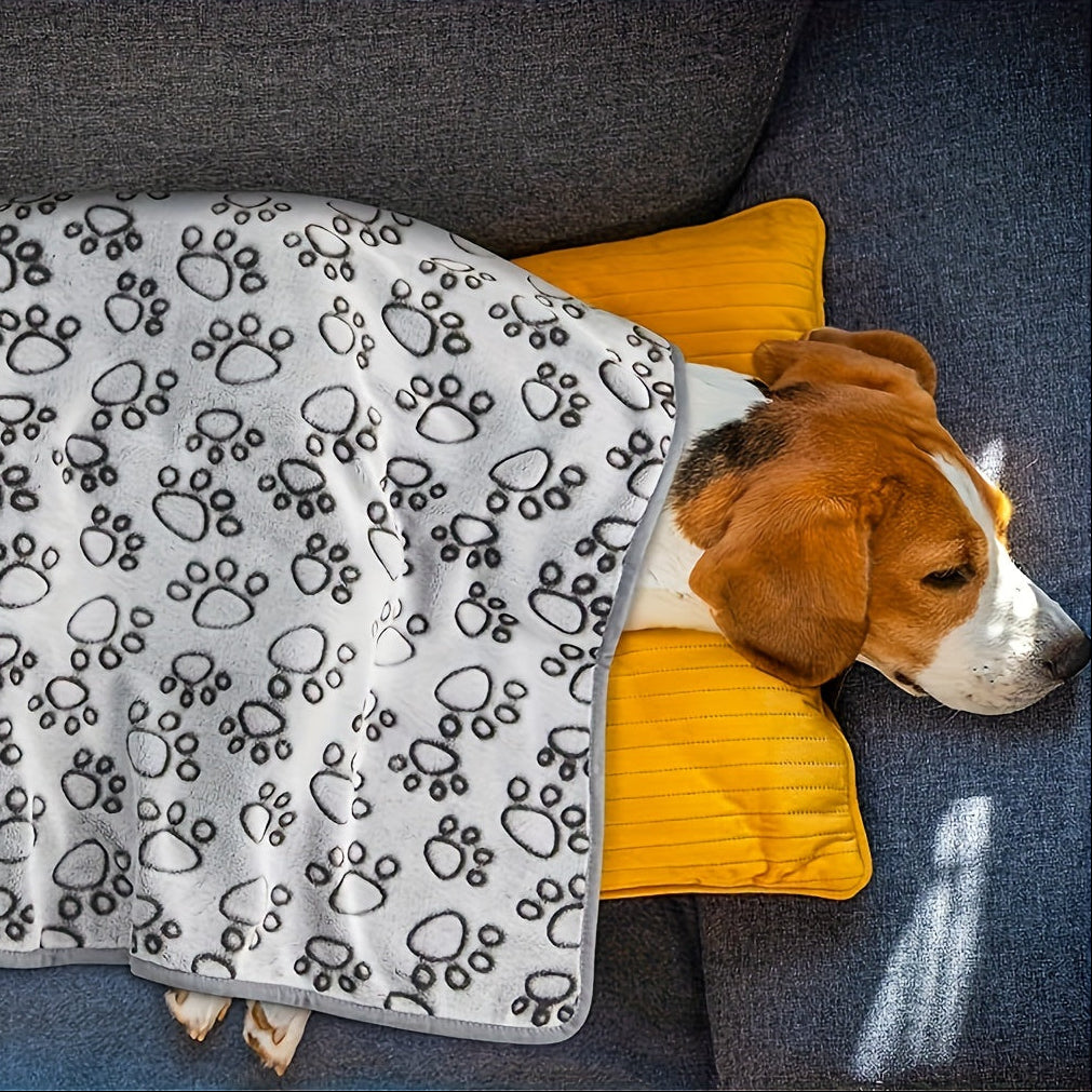 FleeceFriend plyšová deka s potiskem tlapek pro pohodlí a styl