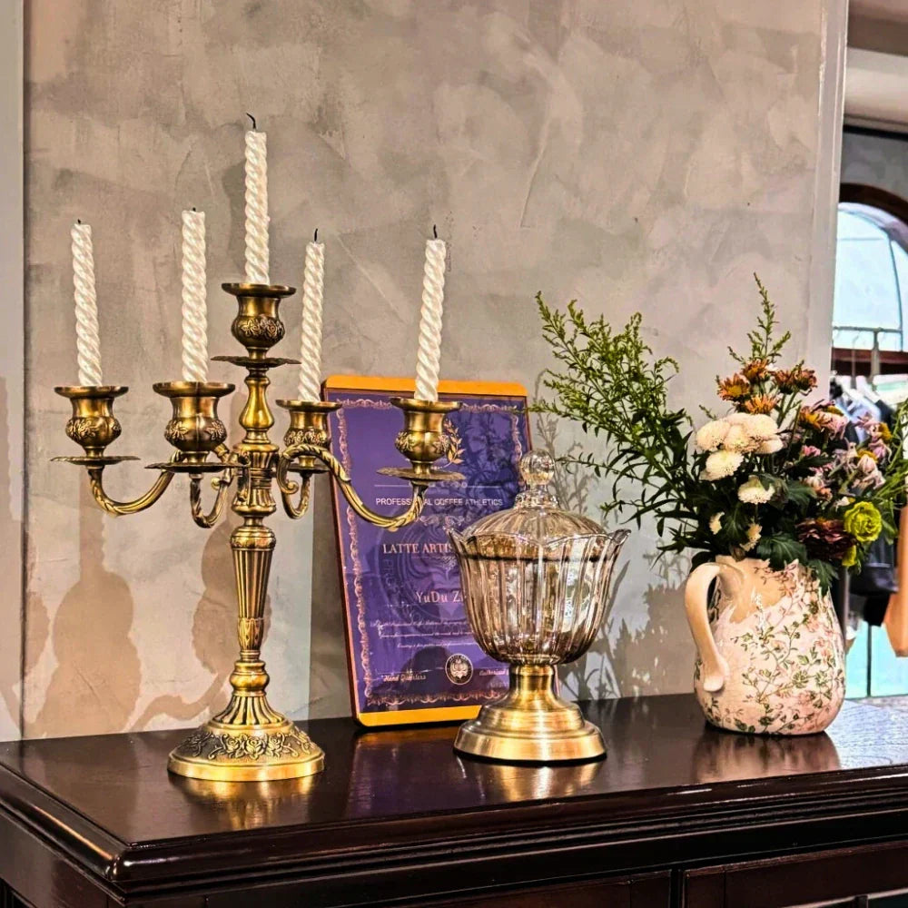 GildedNocturne Elegancki świecznik kandelabr do kominka Ponadczasowy uchwyt na świece
