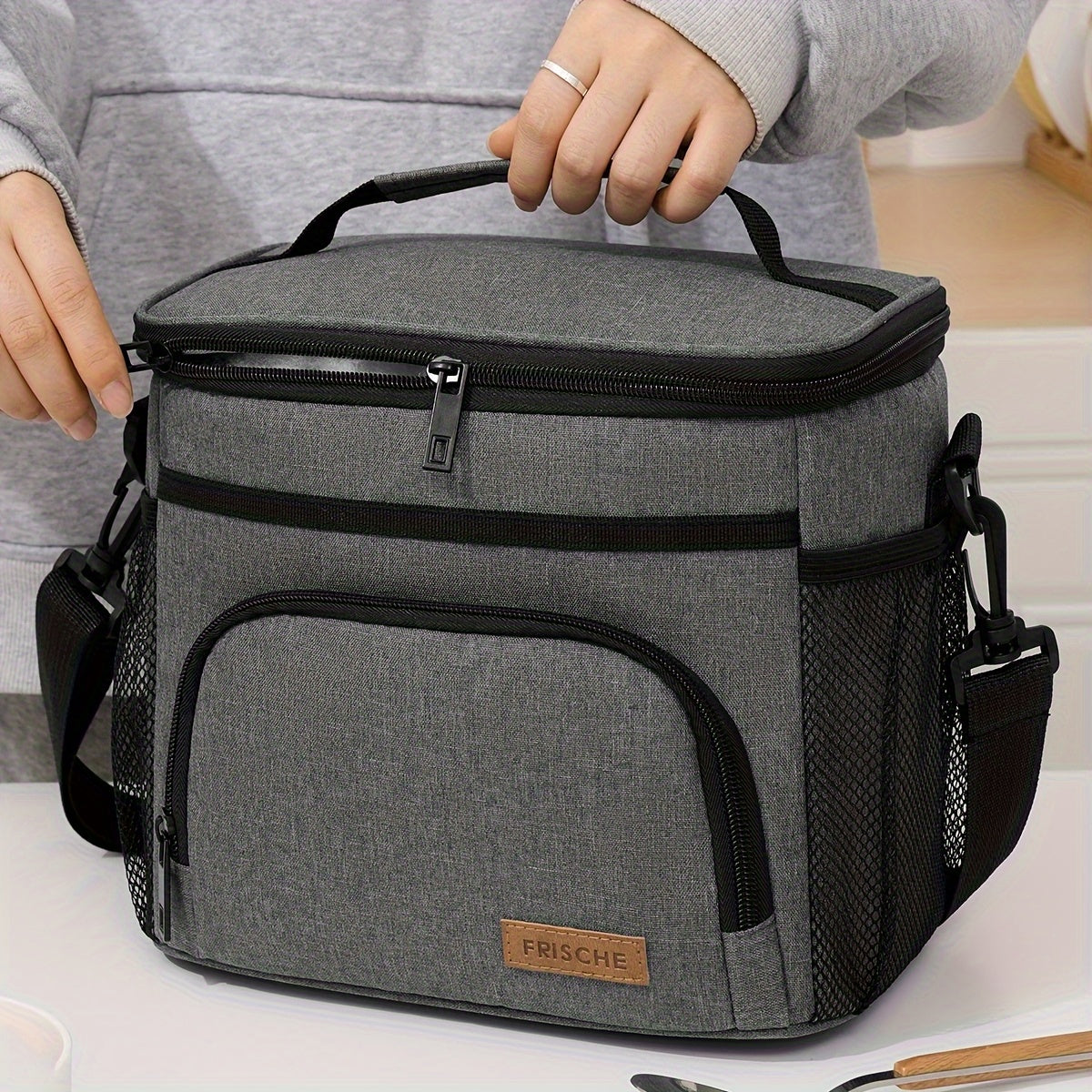 Thermovia obědová taška, zapínání na zip, nastavitelný popruh v ceně