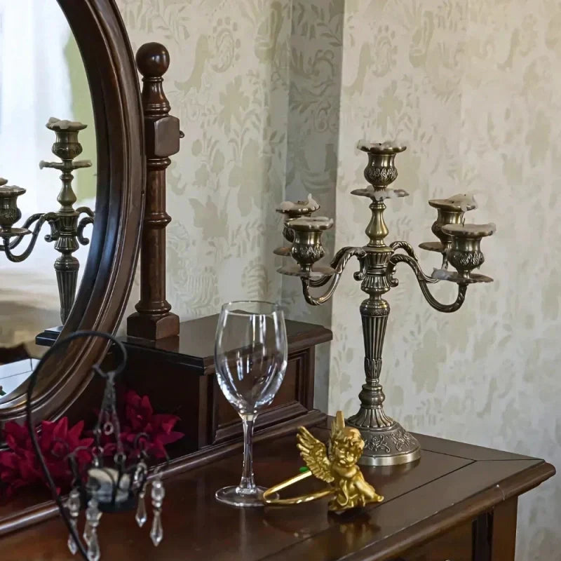 GildedNocturne Elegancki świecznik kandelabr do kominka Ponadczasowy uchwyt na świece