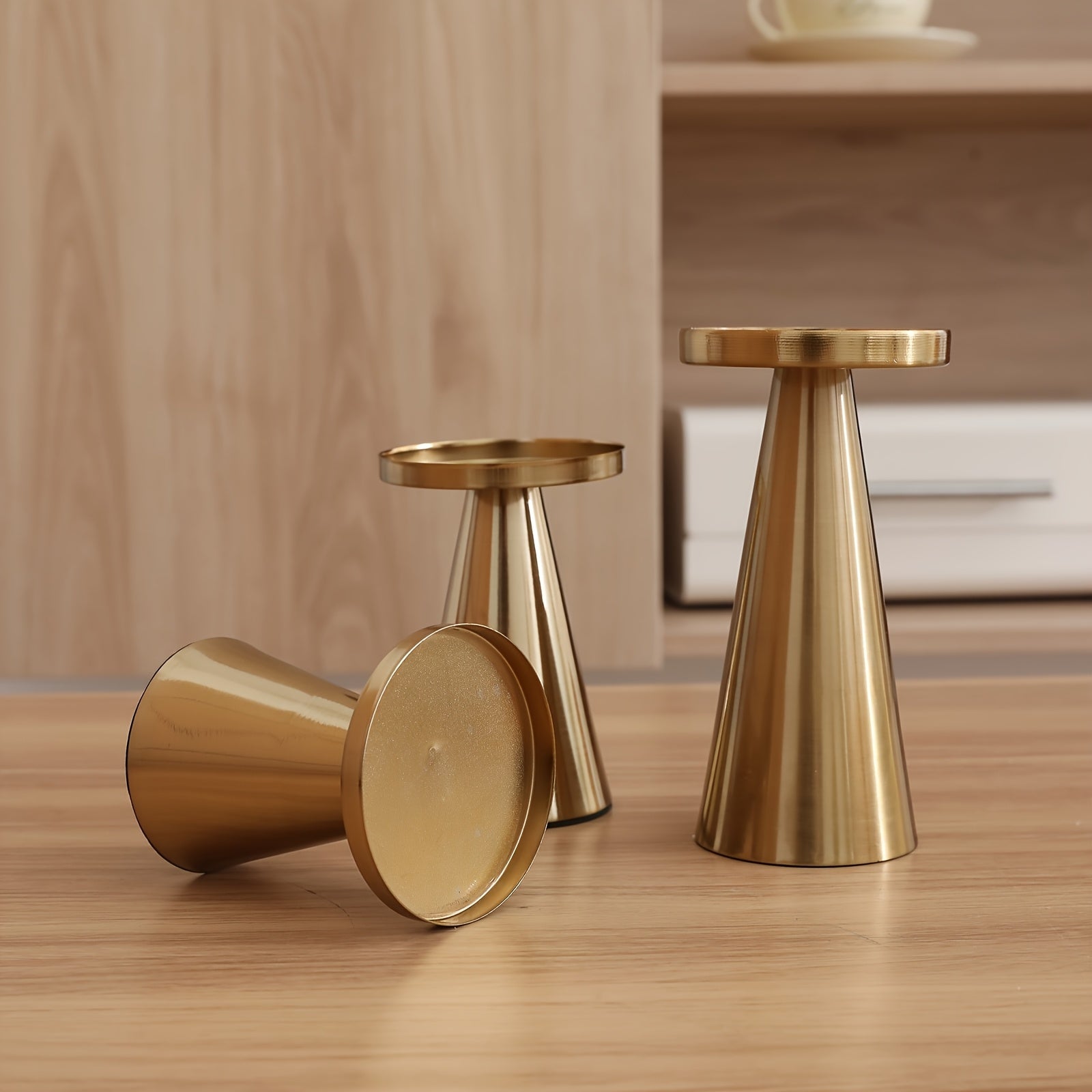 Trio Conica Dreiteiliges Eisen-Kerzenhalter-Set mit konischer Form