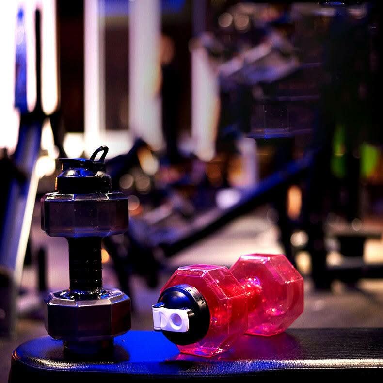 FlexDumbbell Wasserflasche 550ml Zwei-in-Eins Fitnessbegleiter für Fitnessstudio-Besucher