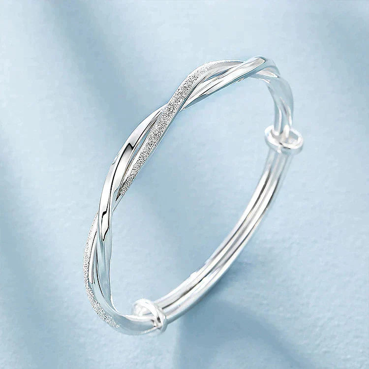 Silberarmband mit eleganten Drehungen für den täglichen Gebrauch und Stil
