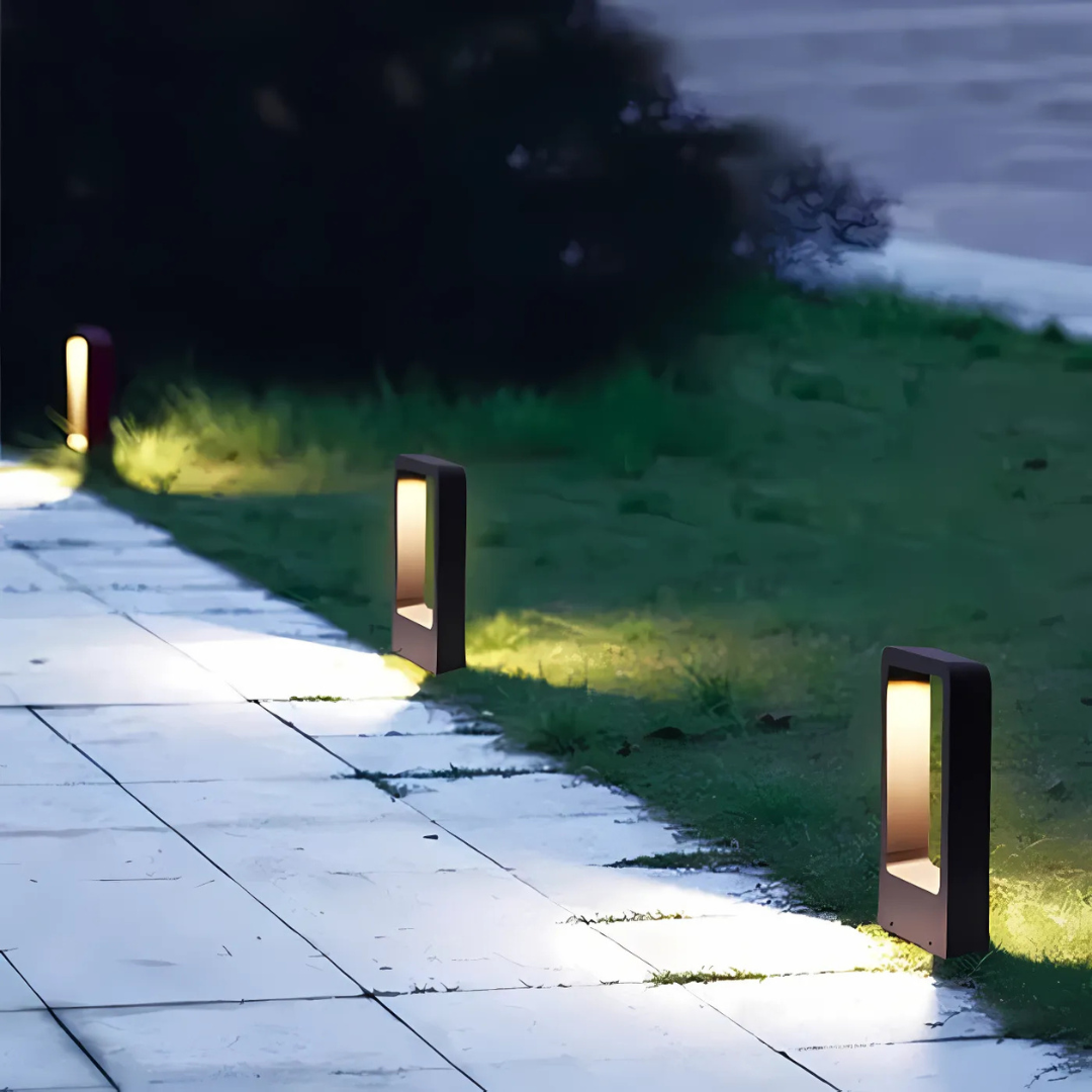 Czarna zewnętrzna lampa ogrodowa LED NovaLume na patio i podjazd