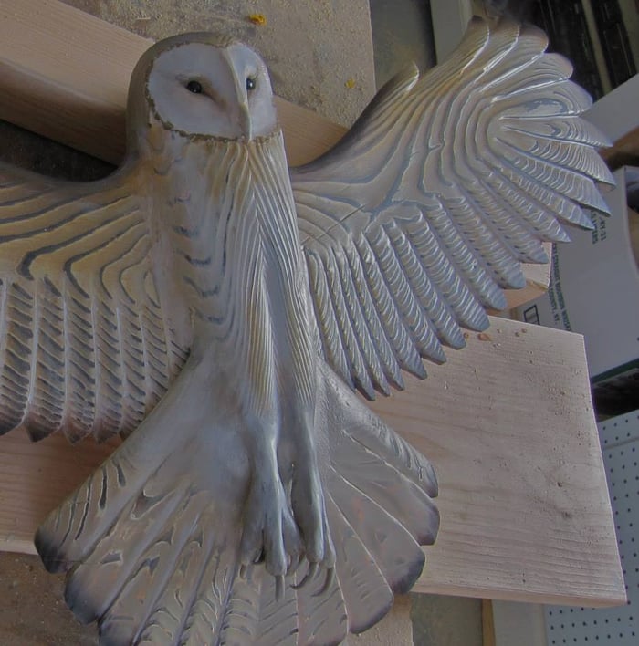 Majestätische Eulen-Holzwanddekoration – handgefertigte Wandskulptur in warmem Naturfinish