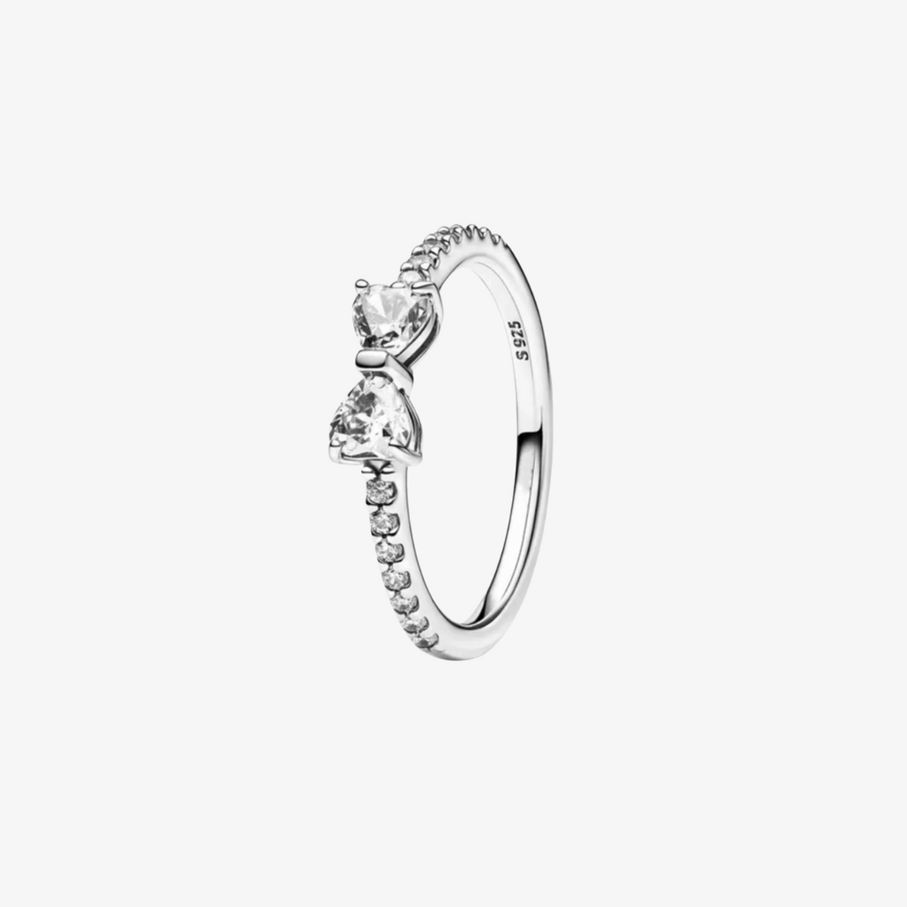 Delikat ring formet som en sløjfe med sølvbånd og pink eller hvide cubic zirconia-sten