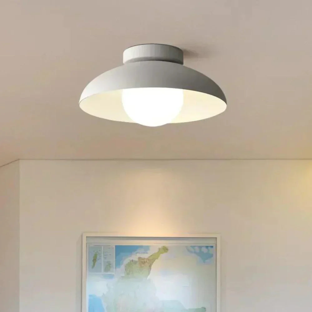 Lampada da soffitto moderna a LED in vetro con base dorata di LumaNova