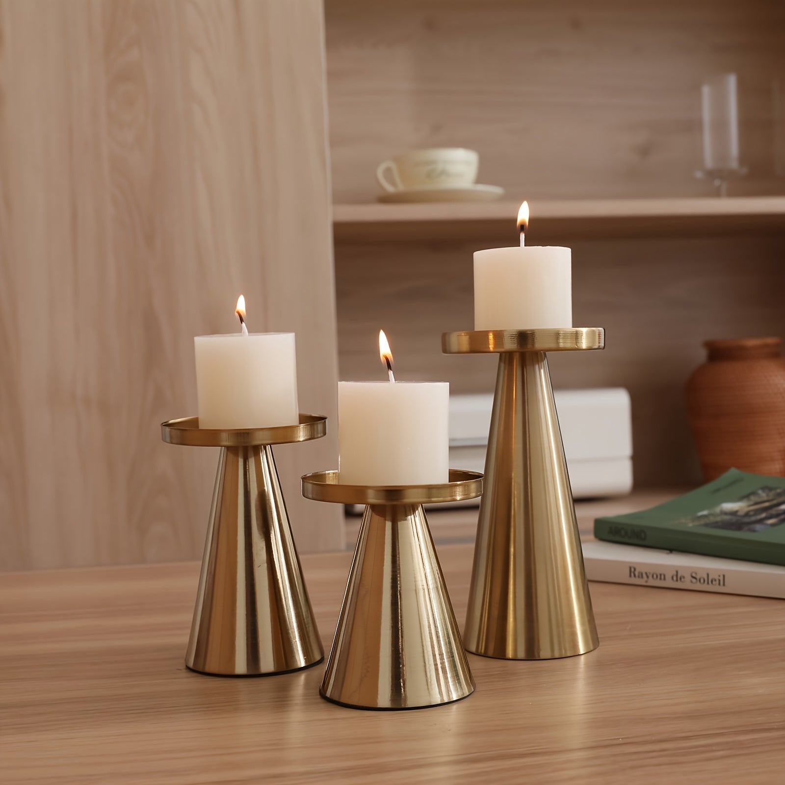 Trio Conica Dreiteiliges Eisen-Kerzenhalter-Set mit konischer Form