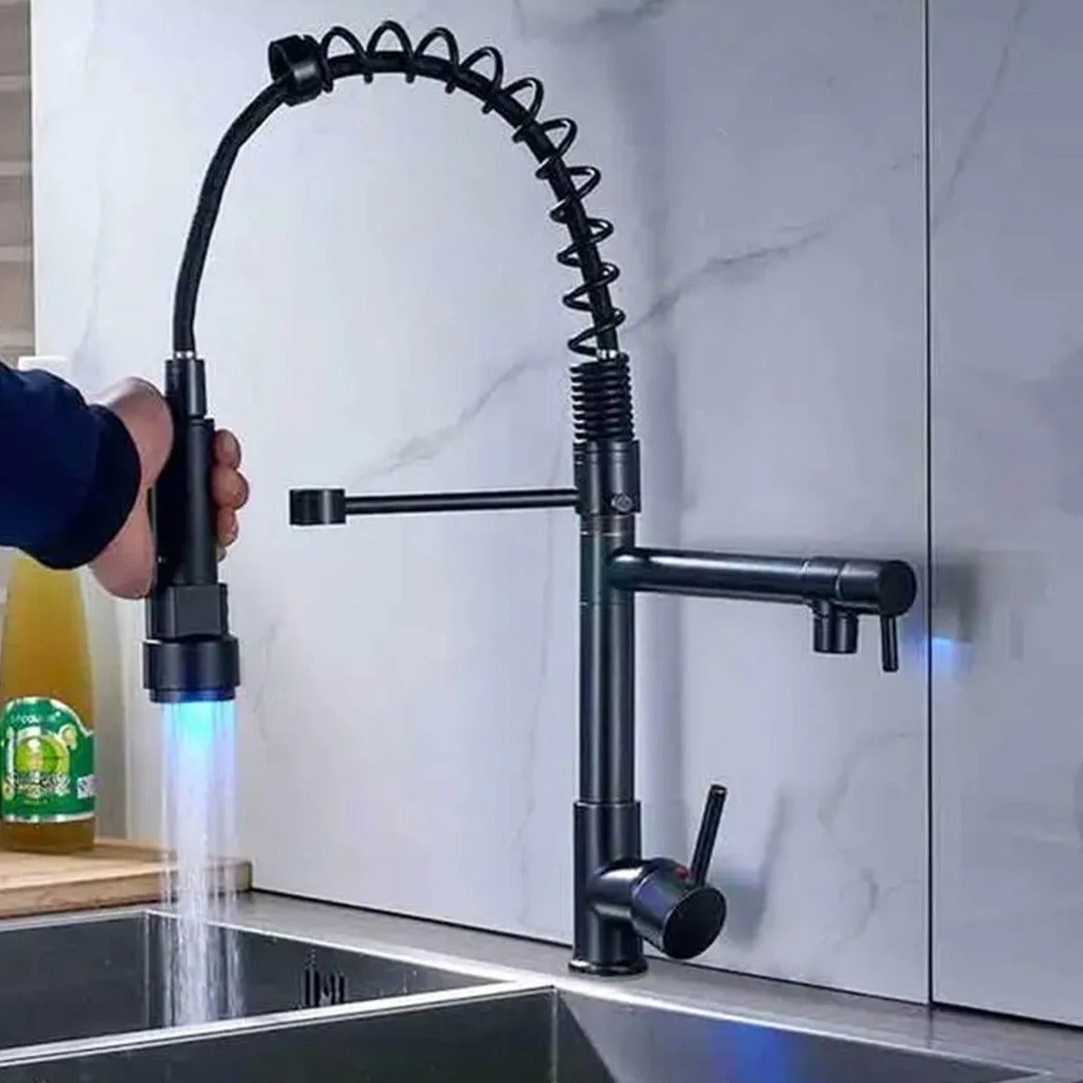 Rubinetto NexaFlow nero opaco per cucina con rotazione a 360 gradi
