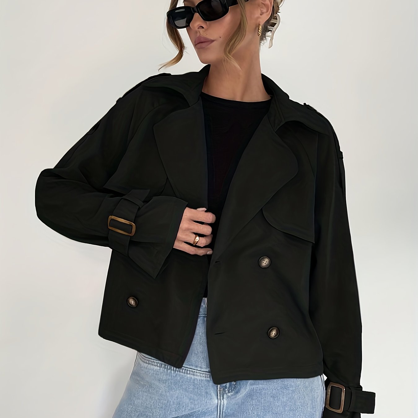 Dame trenchcoat i ensfarvet med knap og snøre, kort efterårsstil