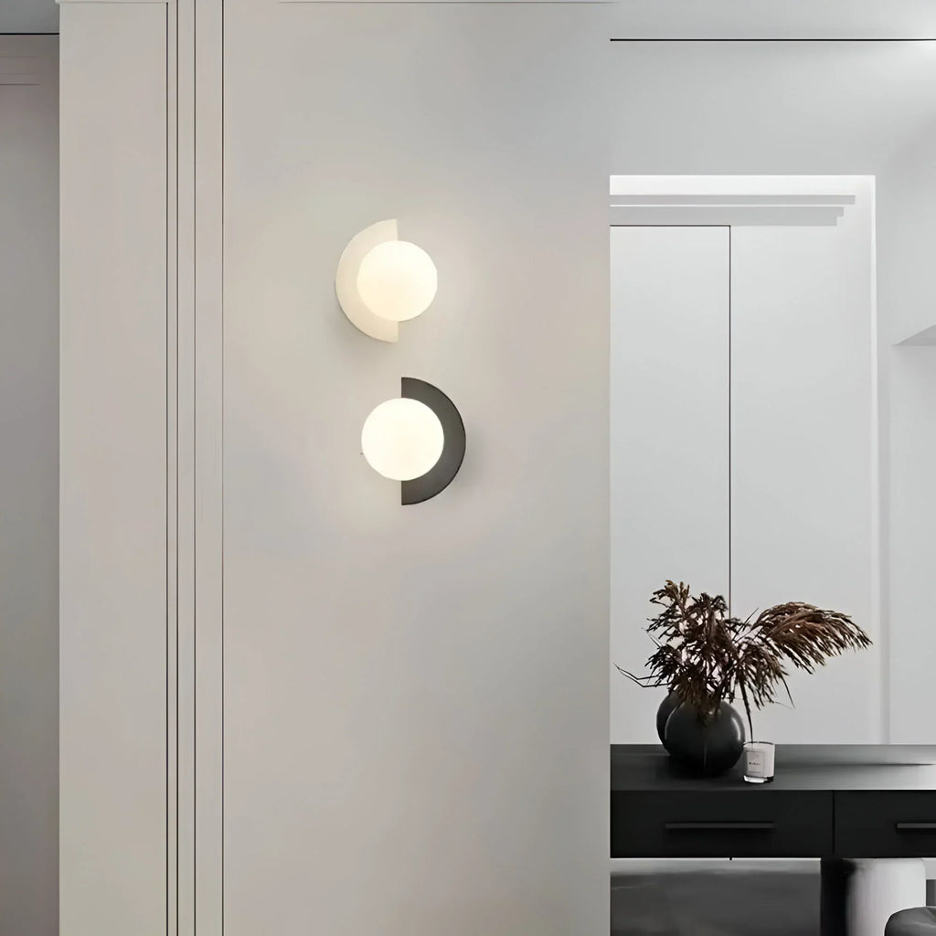 NovaGlow Halvcirkelformet Væglampe til Moderne Interiører og Opholdsrum