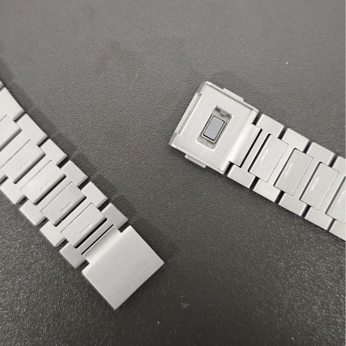 Cinturino in Acciaio Inossidabile Aurex per Apple Watch con Chiusura Magnetica