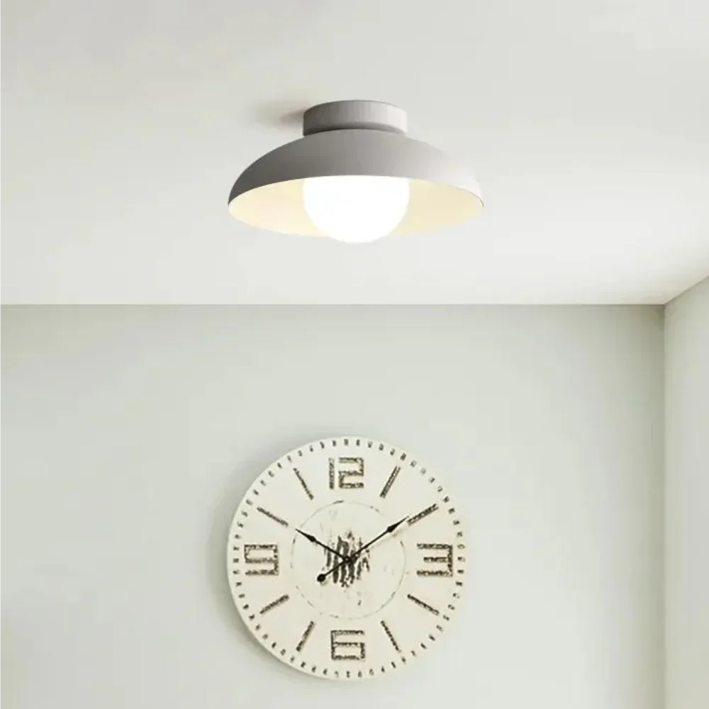 Lampada da soffitto moderna a LED in vetro con base dorata di LumaNova