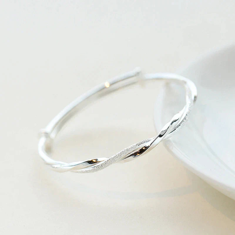 Silberarmband mit eleganten Drehungen für den täglichen Gebrauch und Stil