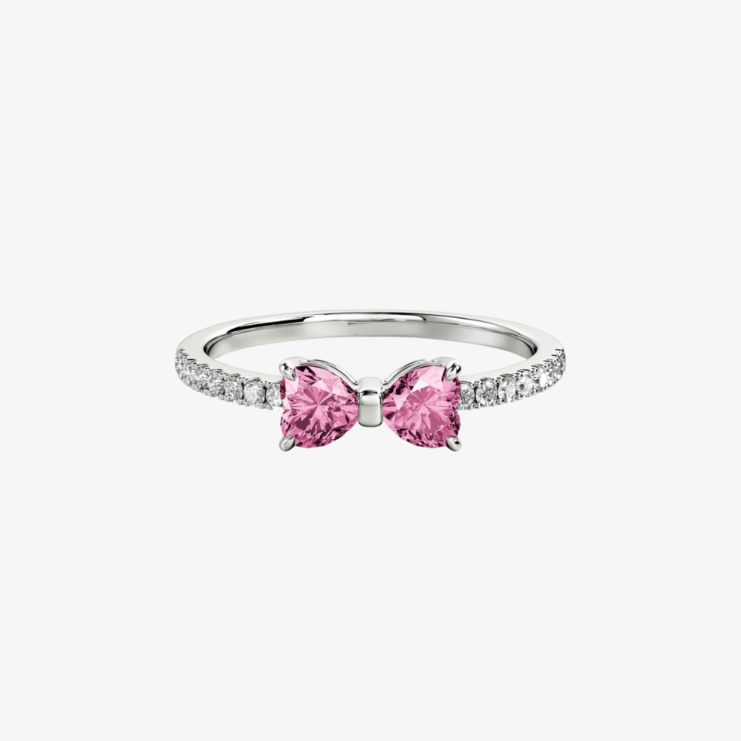 Delikat ring formet som en sløjfe med sølvbånd og pink eller hvide cubic zirconia-sten
