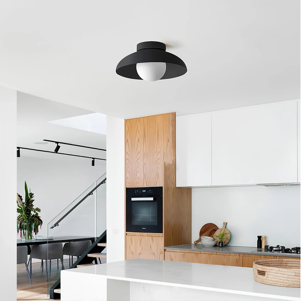 Lampada da soffitto moderna a LED in vetro con base dorata di LumaNova