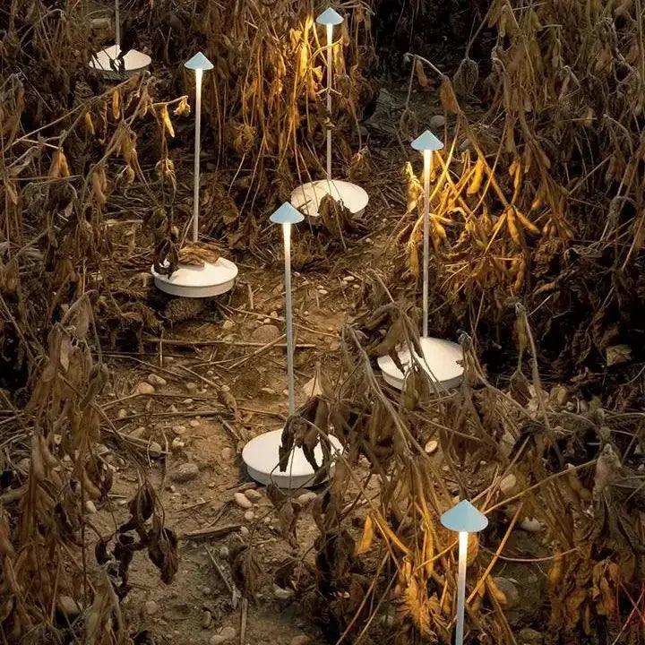 مصباح طاولة LED لاسلكي أيرونوفا بتشطيب ألومنيوم وعمر تشغيل يزيد عن 13 ساعة