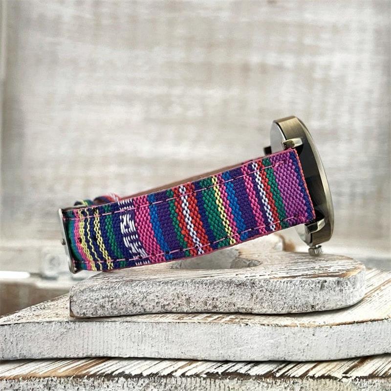 Kleurrijk regenbooghorloge geschikt voor dagelijks gebruik met trendy outfitaccessoire