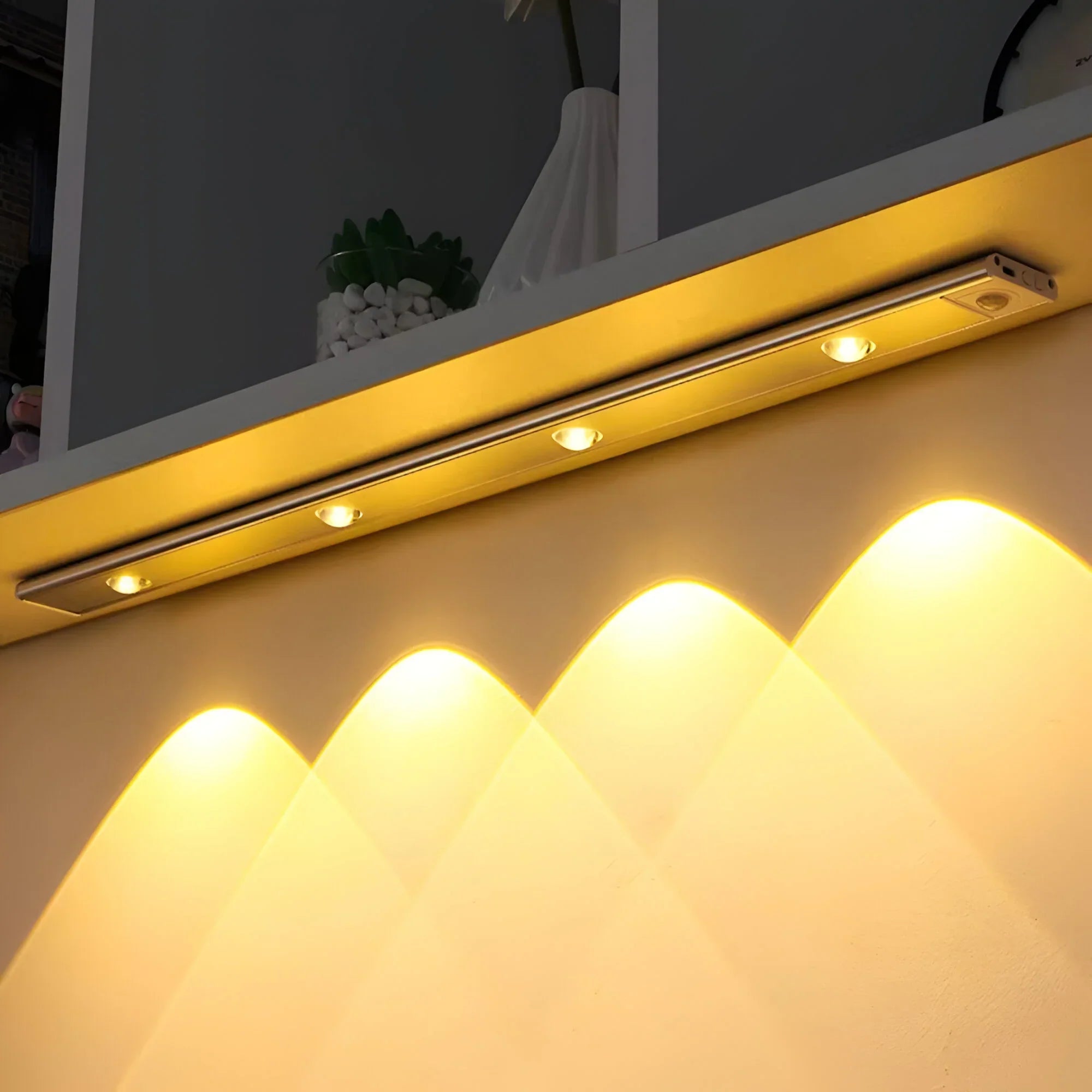 GlowTrack LED-lys med bevægelsessensor genopladelig til skabe og skuffer