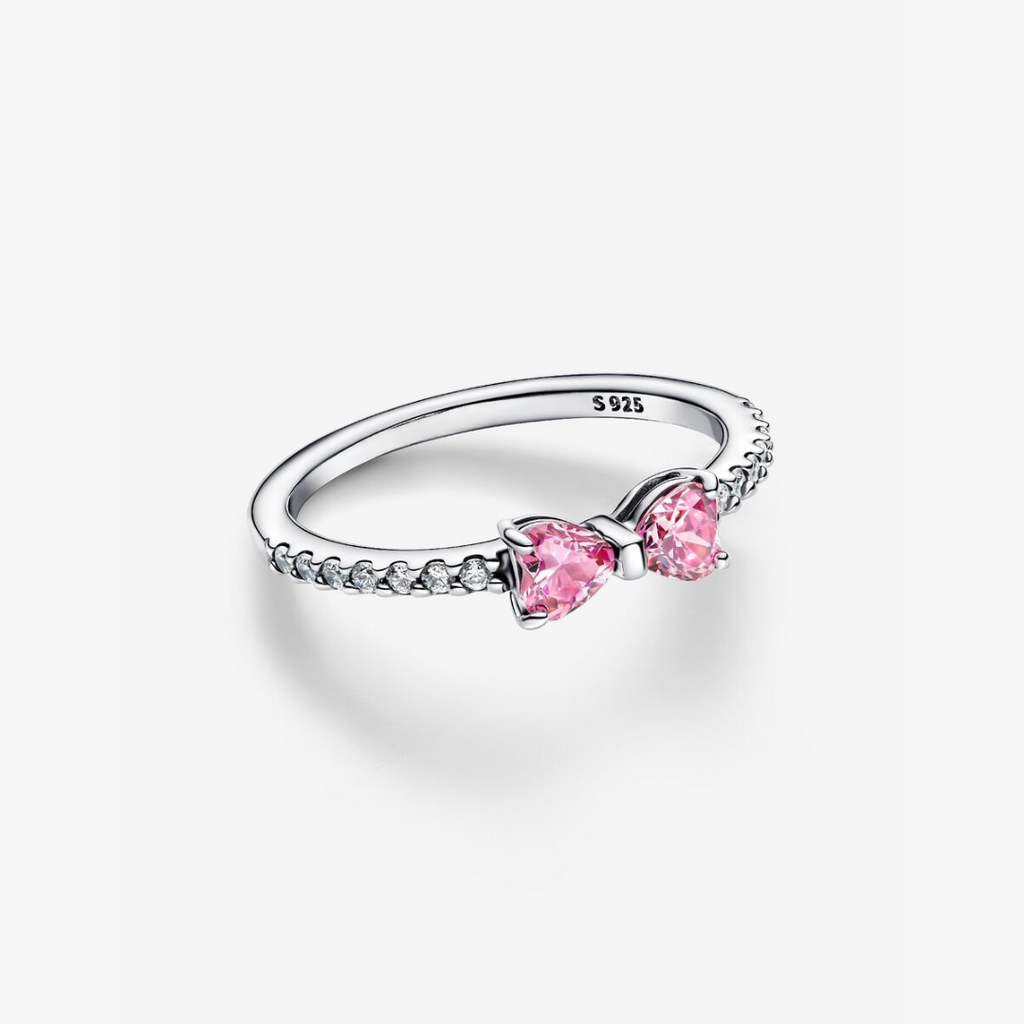 Delikat ring formet som en sløjfe med sølvbånd og pink eller hvide cubic zirconia-sten