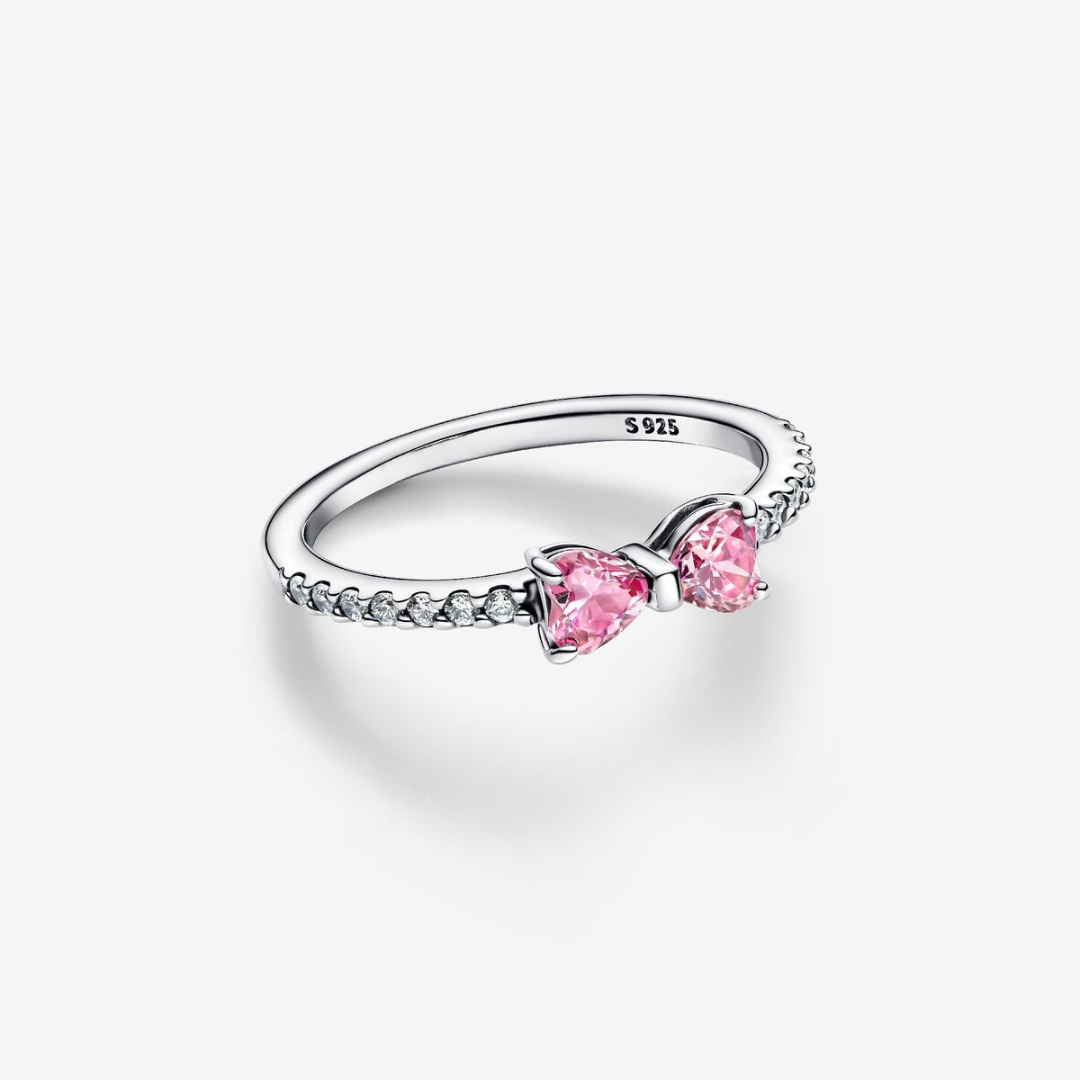 Delikat ring formet som en sløjfe med sølvbånd og pink eller hvide cubic zirconia-sten