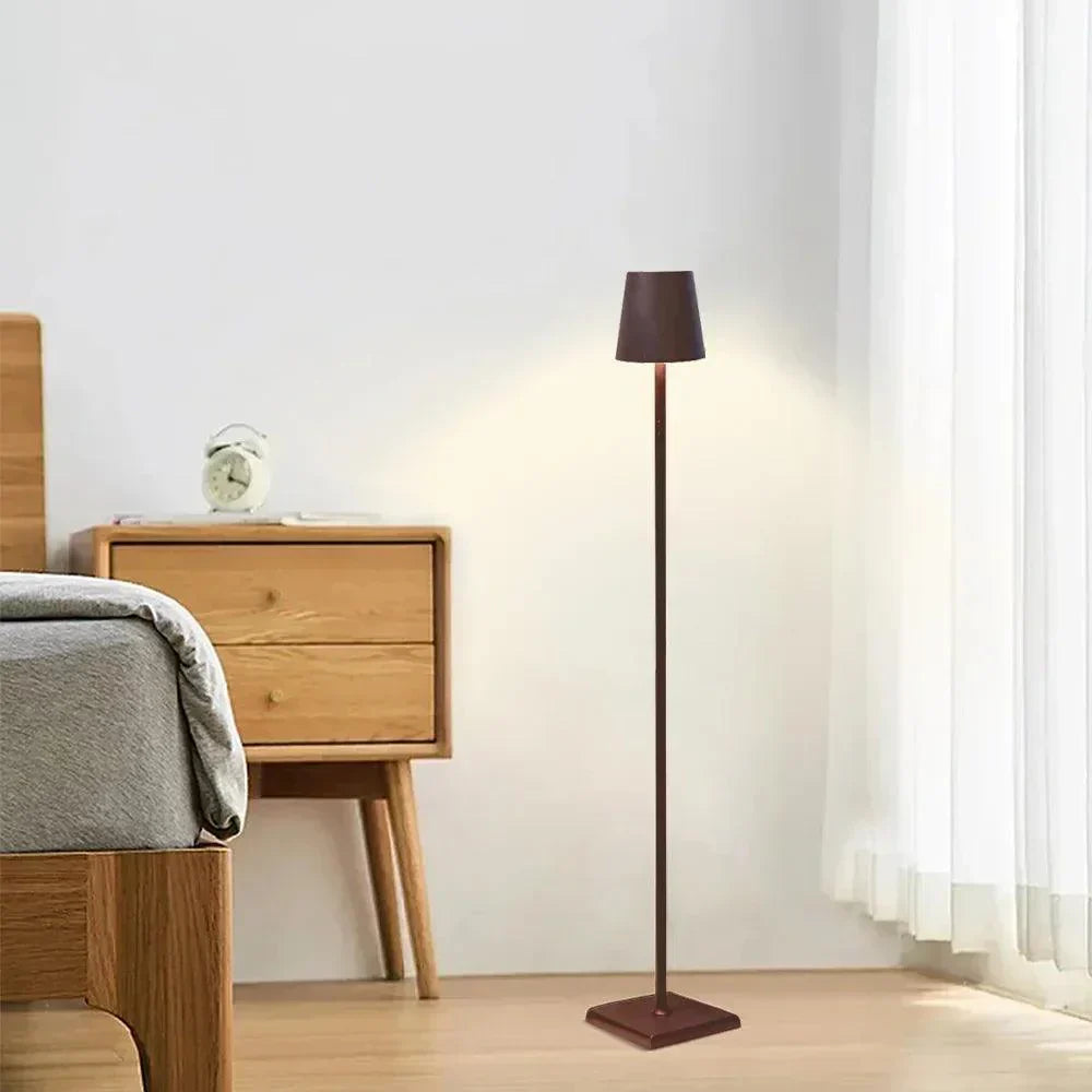 מנורת רצפה LED נורדית נטענת עם דימר LumaNova לשימוש פנימי וחצר