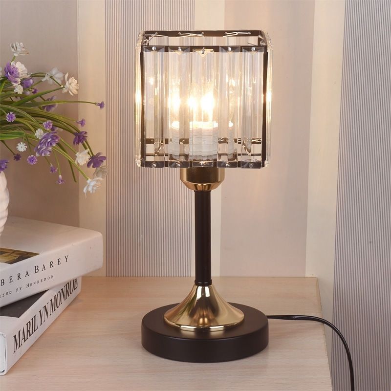 Lampada da tavolo Nordic Crystal delicatamente accentuata per l'arredamento moderno della casa