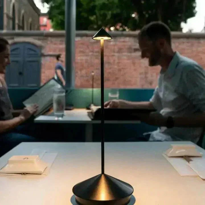 مصباح طاولة LED لاسلكي أيرونوفا بتشطيب ألومنيوم وعمر تشغيل يزيد عن 13 ساعة