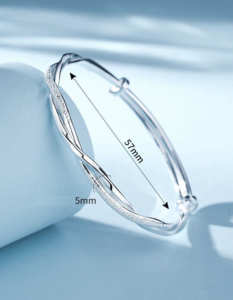 Silberarmband mit eleganten Drehungen für den täglichen Gebrauch und Stil