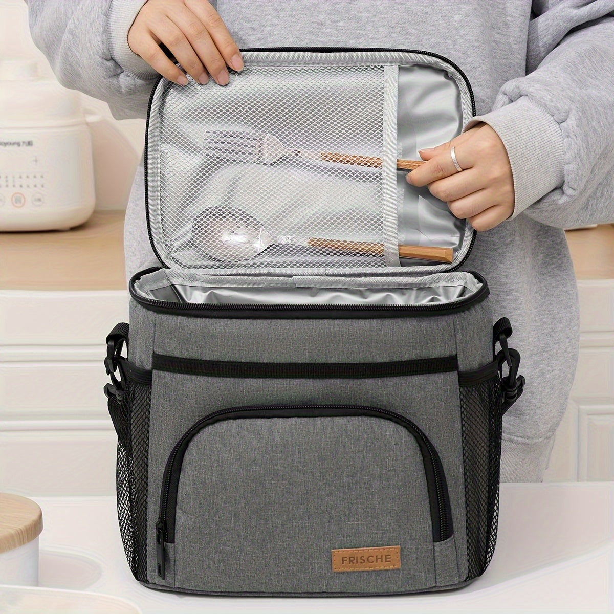Thermovia obědová taška, zapínání na zip, nastavitelný popruh v ceně