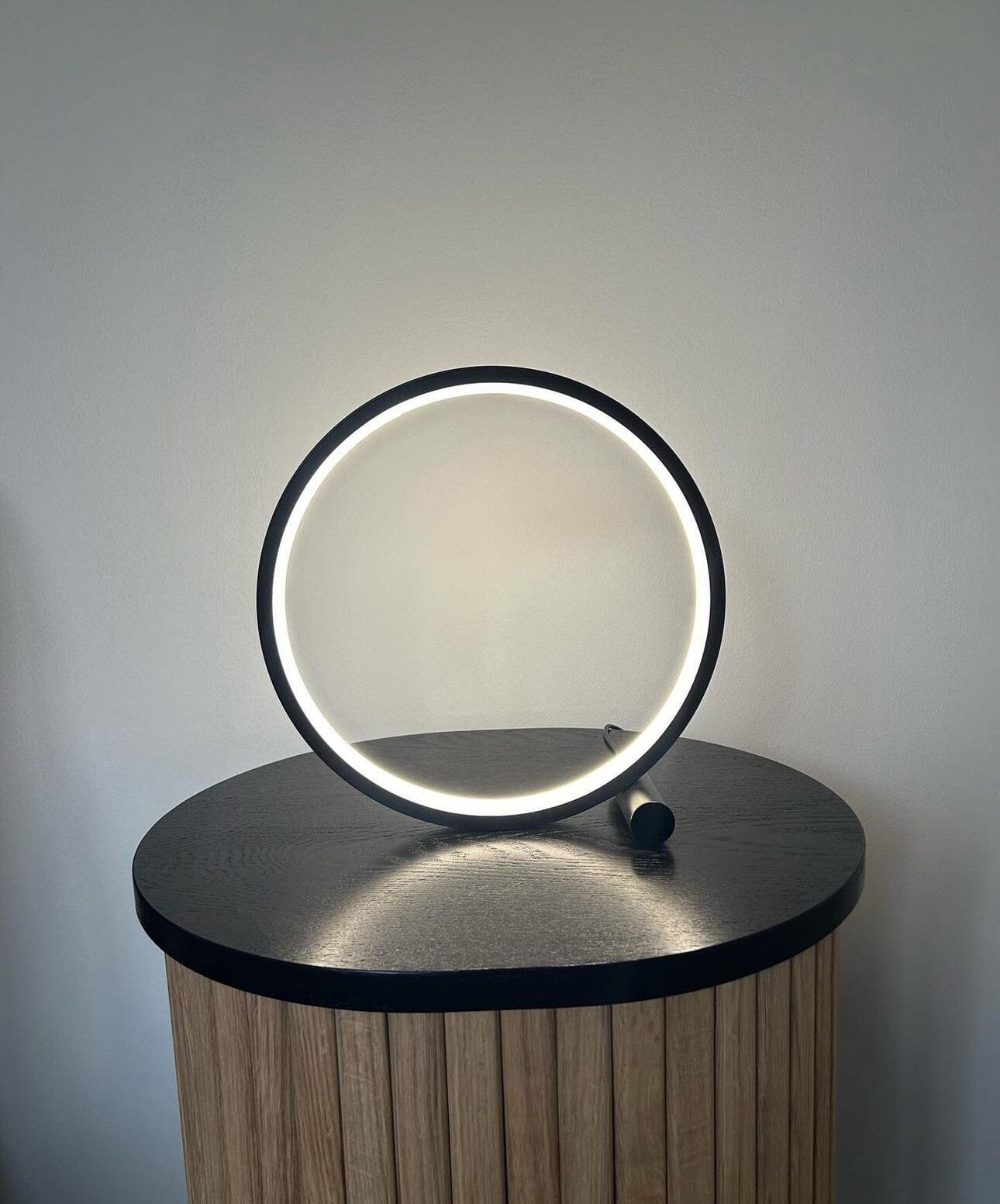 Lámpara Táctil LED NovaHalo para Interiores Modernos con Luz Blanca Cálida