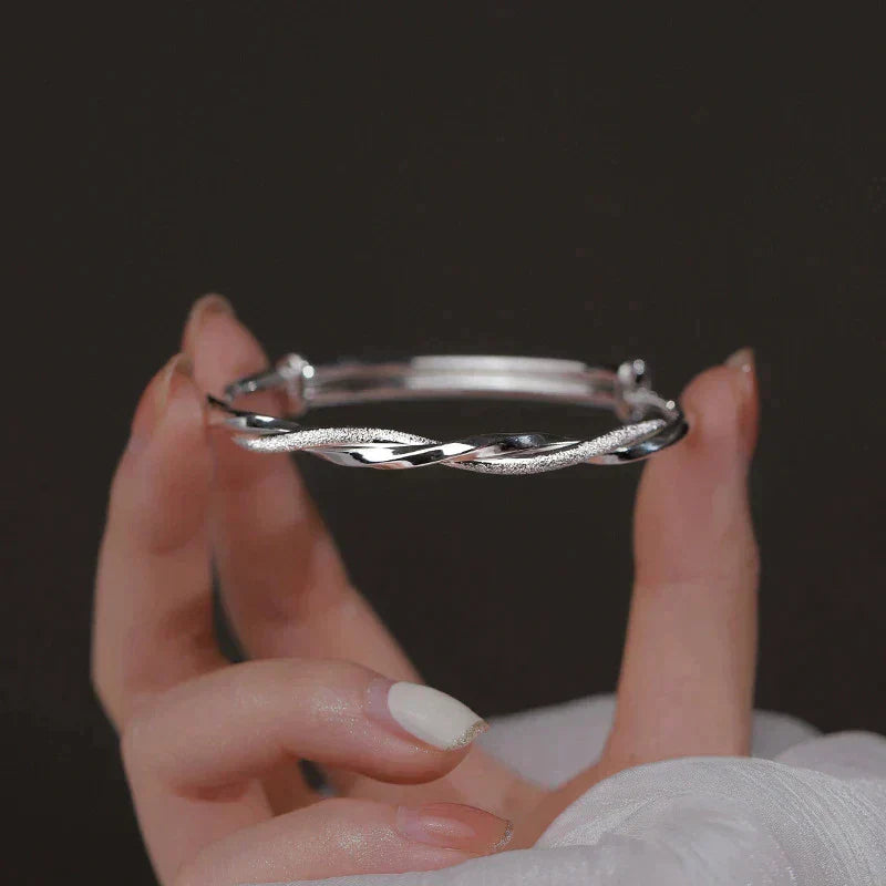 Silberarmband mit eleganten Drehungen für den täglichen Gebrauch und Stil