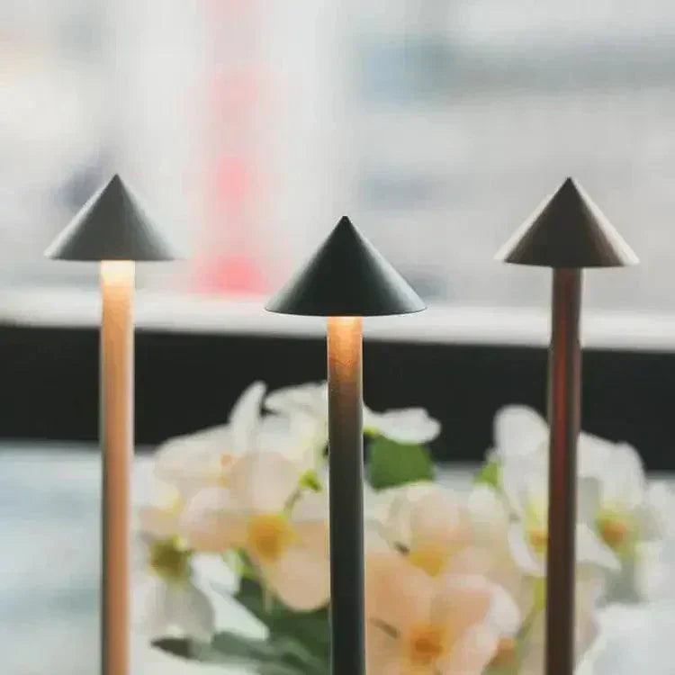 مصباح طاولة LED لاسلكي أيرونوفا بتشطيب ألومنيوم وعمر تشغيل يزيد عن 13 ساعة