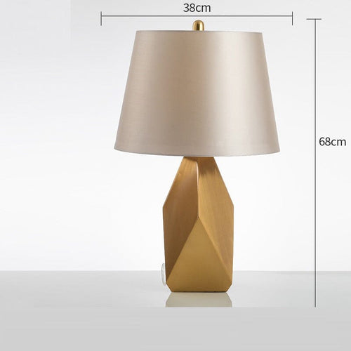 Lámpara de mesa Astra Goose con detalles dorados en estilo moderno inspirado en el diseño nórdico