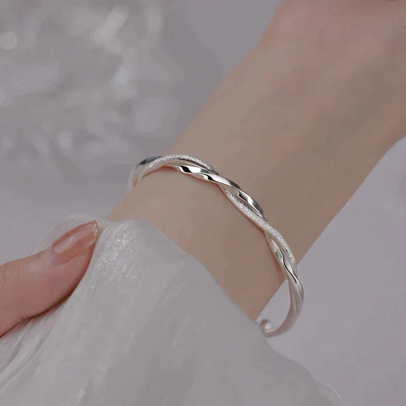 Silberarmband mit eleganten Drehungen für den täglichen Gebrauch und Stil