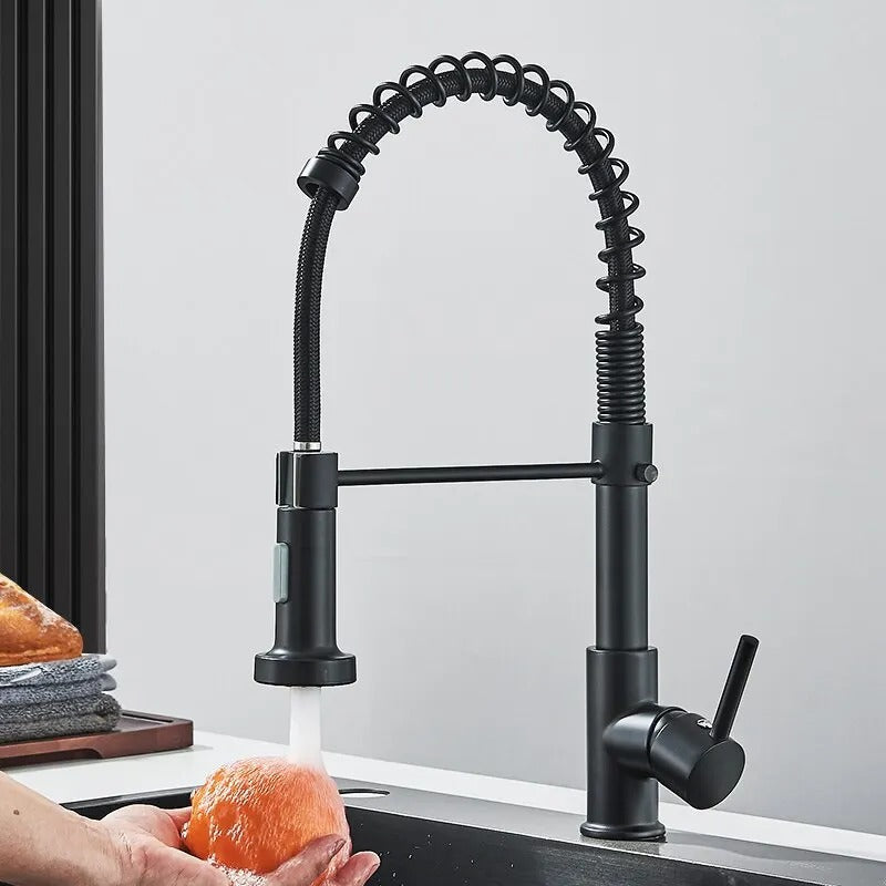 Rubinetto NexaFlow nero opaco per cucina con rotazione a 360 gradi