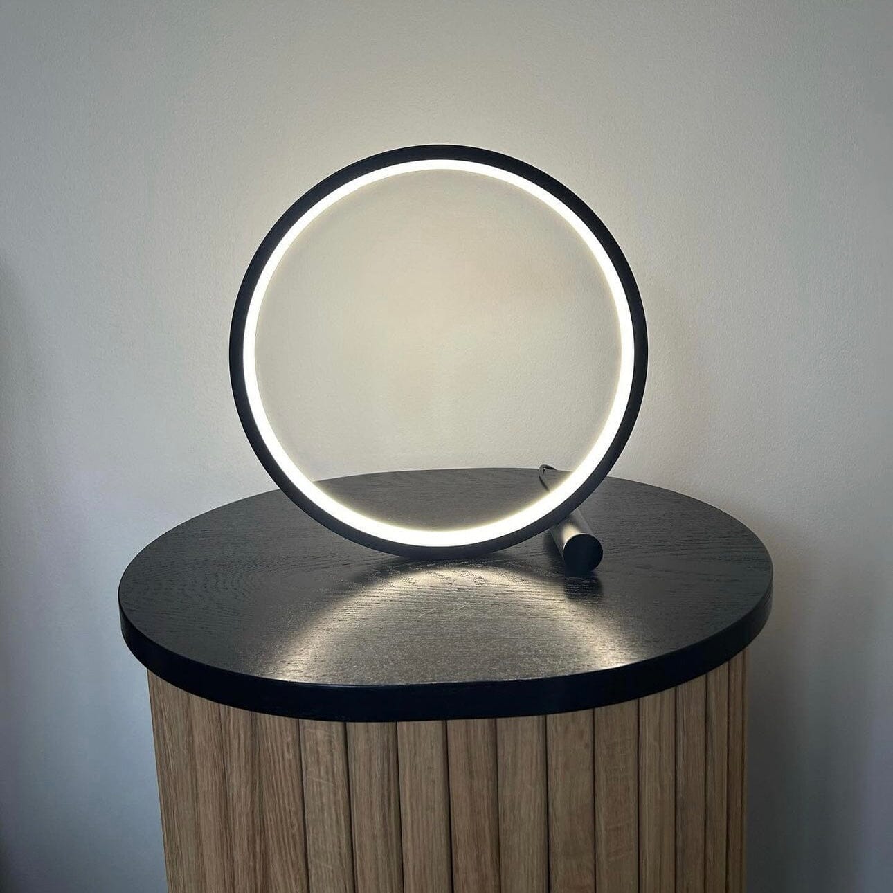Lámpara Táctil LED NovaHalo para Interiores Modernos con Luz Blanca Cálida