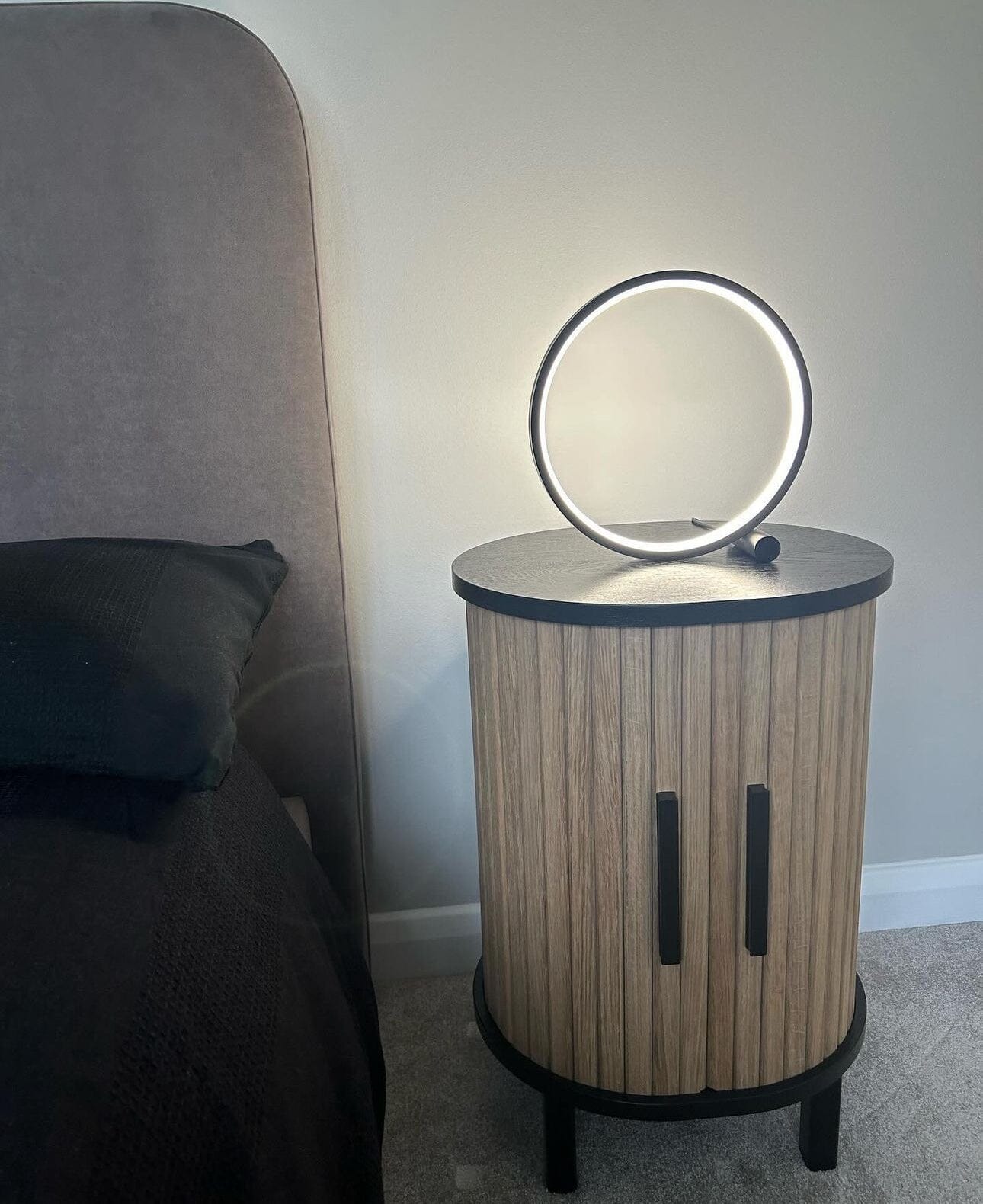 Lámpara Táctil LED NovaHalo para Interiores Modernos con Luz Blanca Cálida