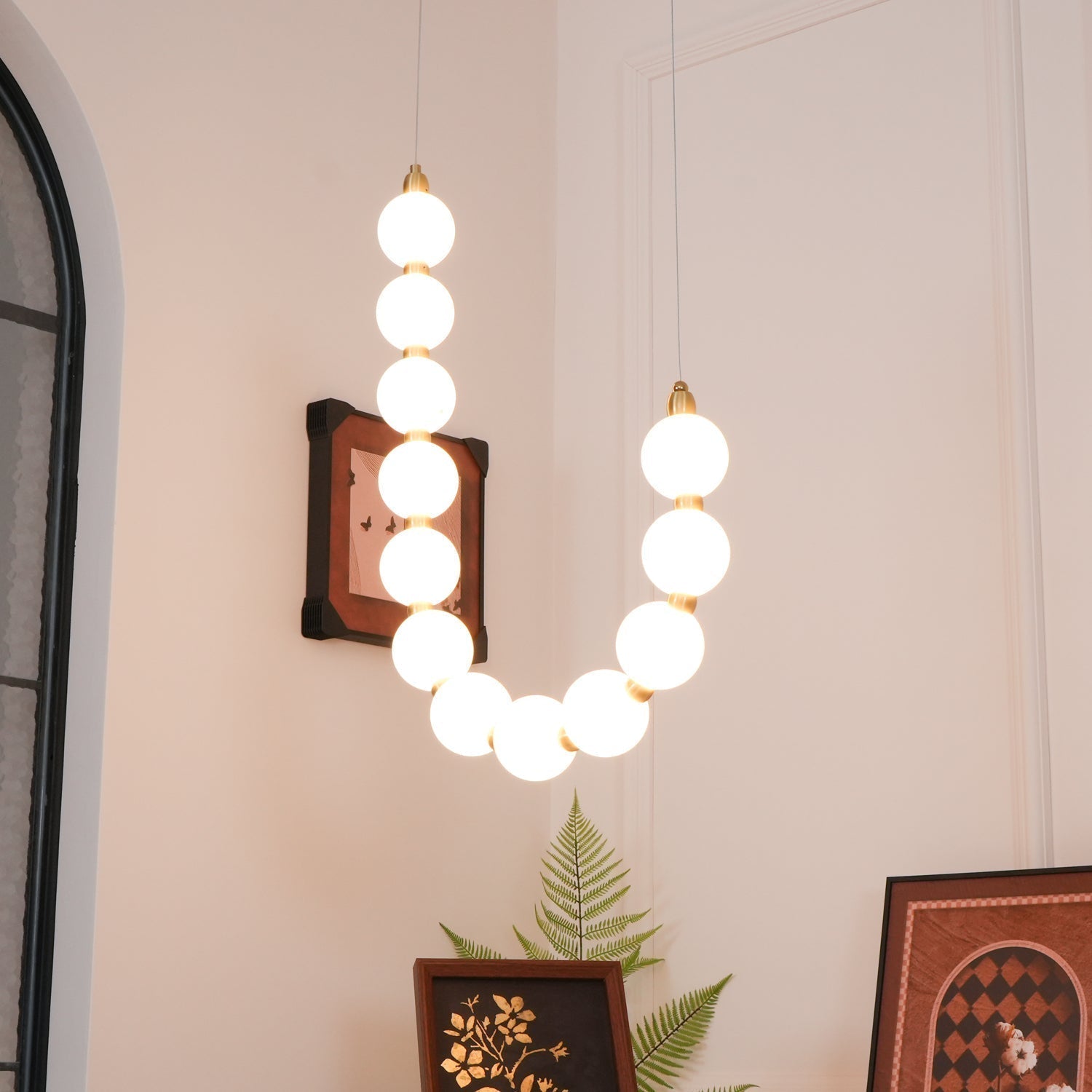 Candelabru Elara cu accente de perlă din alamă și acril