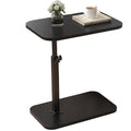 Mesa auxiliar Elara de altura ajustable con tapa de madera sobre estructura metálica para un estilo de vida moderno