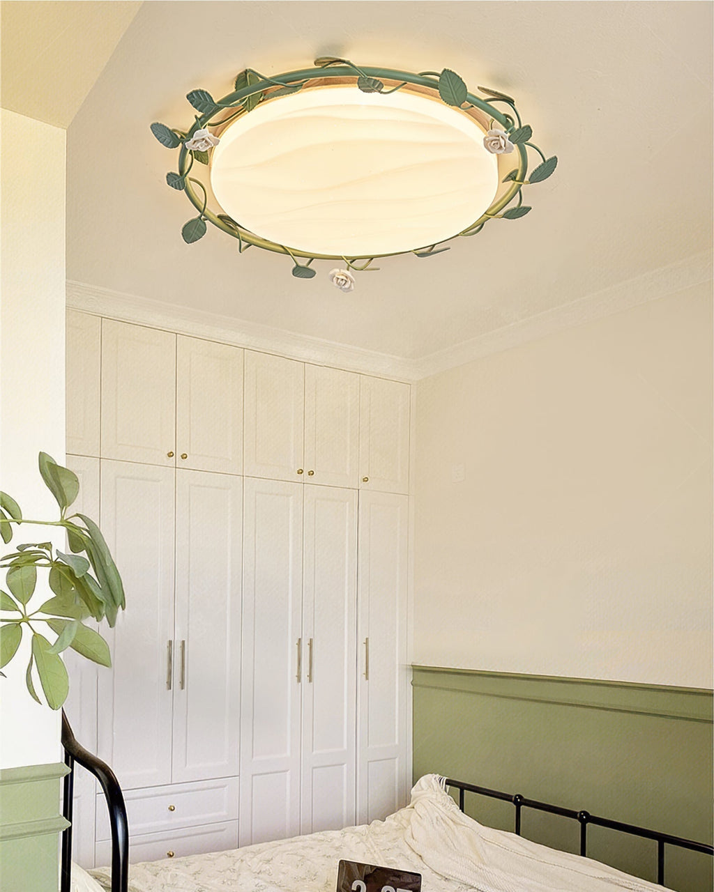 Elora romantische plafondlamp met rozenmotieven en groene accenten geïntegreerde LED-armatuur
