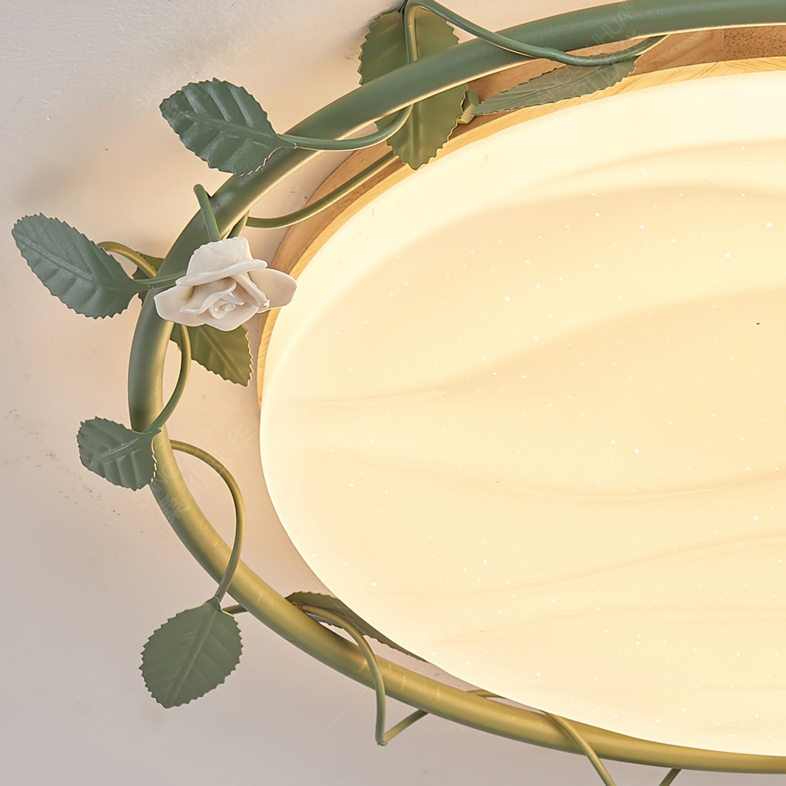 Elora romantische plafondlamp met rozenmotieven en groene accenten geïntegreerde LED-armatuur
