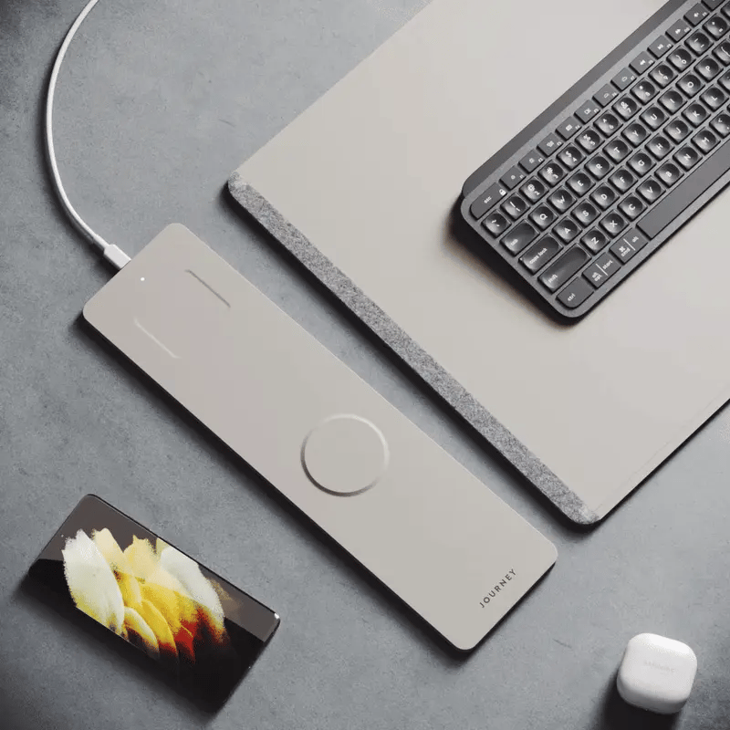 Covoraș de birou NovaCharge ALTI cu încărcare wireless pentru spații de lucru moderne