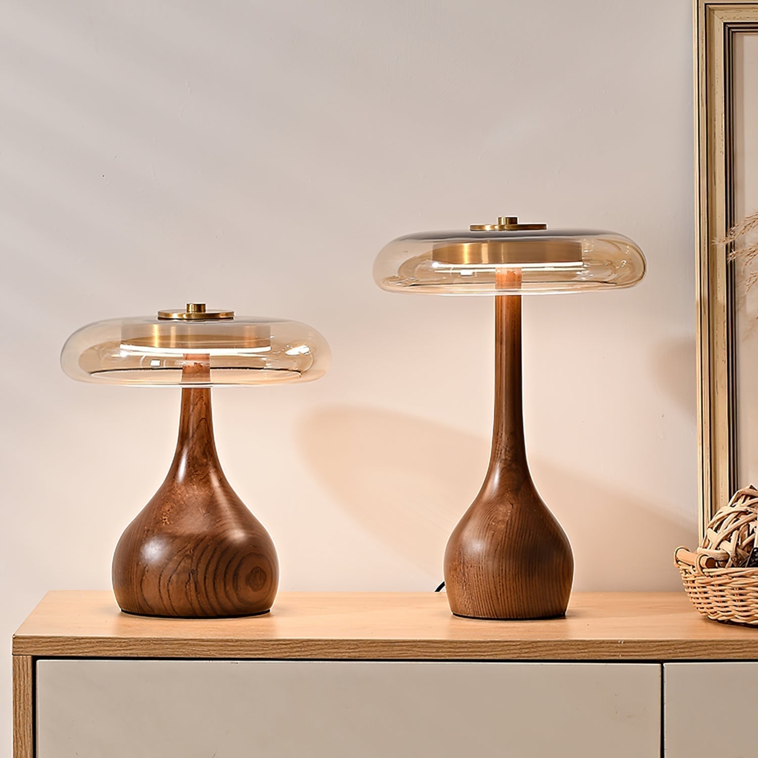Lampe de table LED Atria en bois et laiton avec lumière d'ambiance tricolore