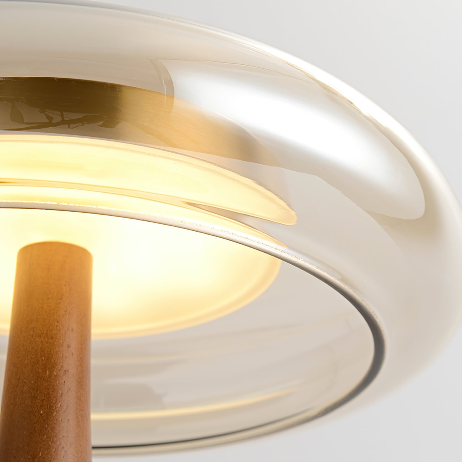 Lampe de table LED Atria en bois et laiton avec lumière d'ambiance tricolore