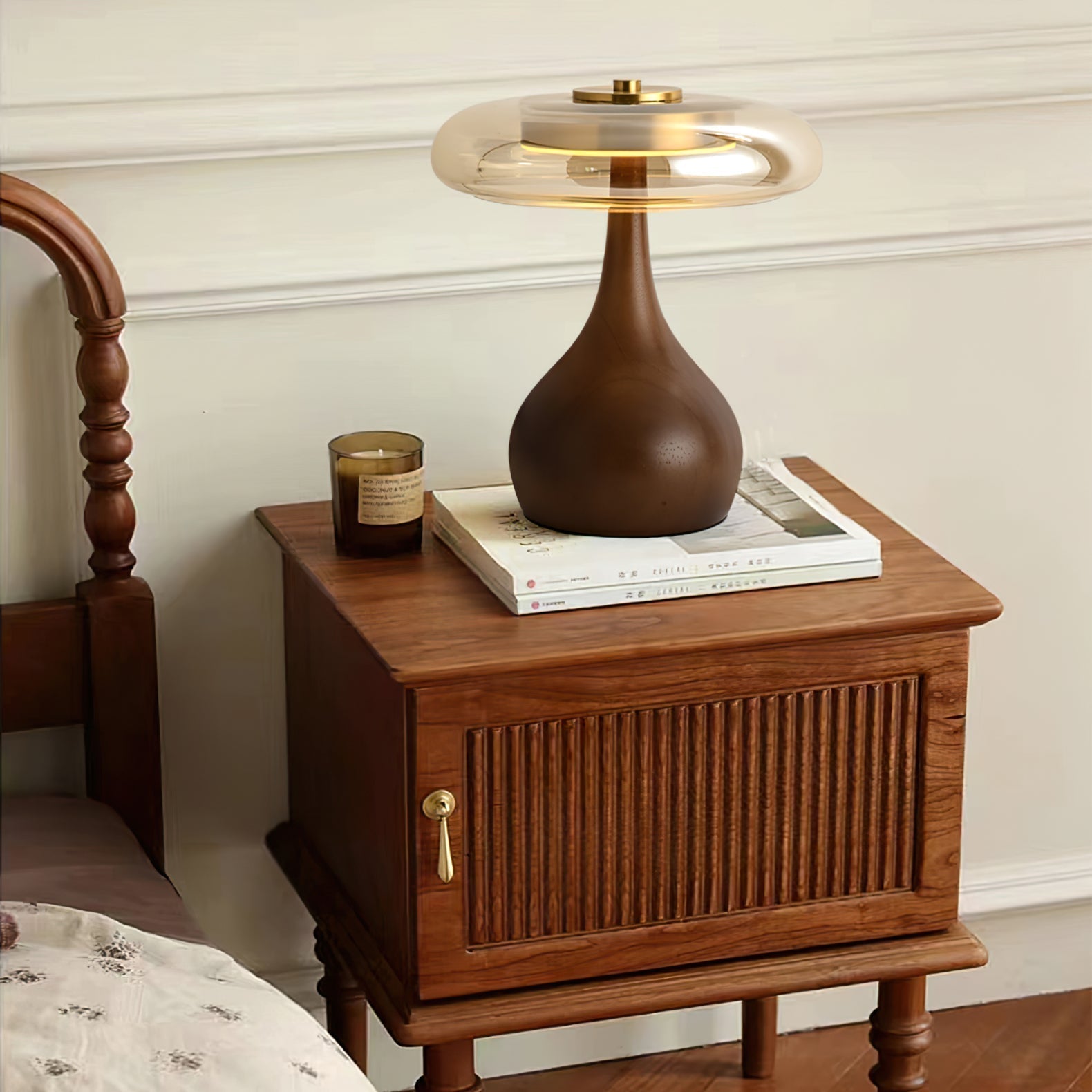 Lampe de table LED Atria en bois et laiton avec lumière d'ambiance tricolore