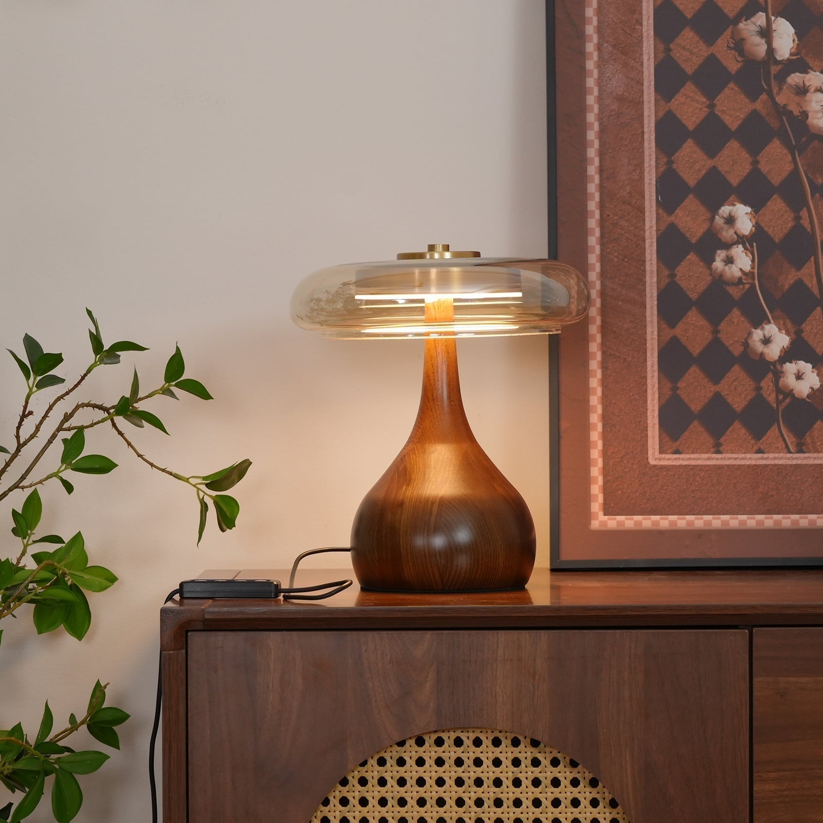 Lampe de table LED Atria en bois et laiton avec lumière d'ambiance tricolore