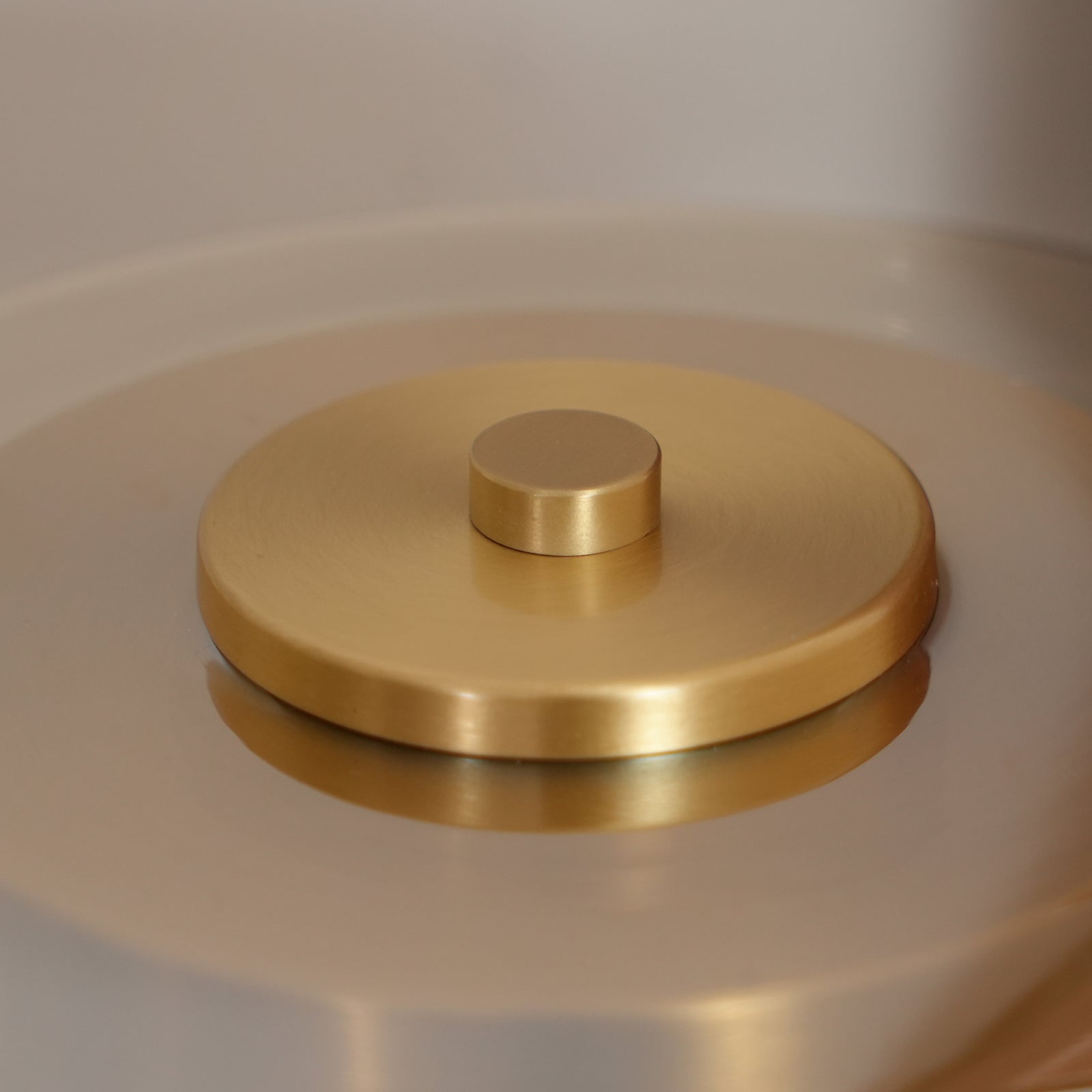 Lampe de table LED Atria en bois et laiton avec lumière d'ambiance tricolore